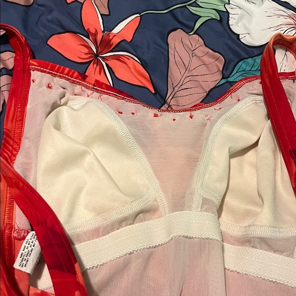 Bright and gorgeous slimming ruched swimsuit new - Picture 6 of 8